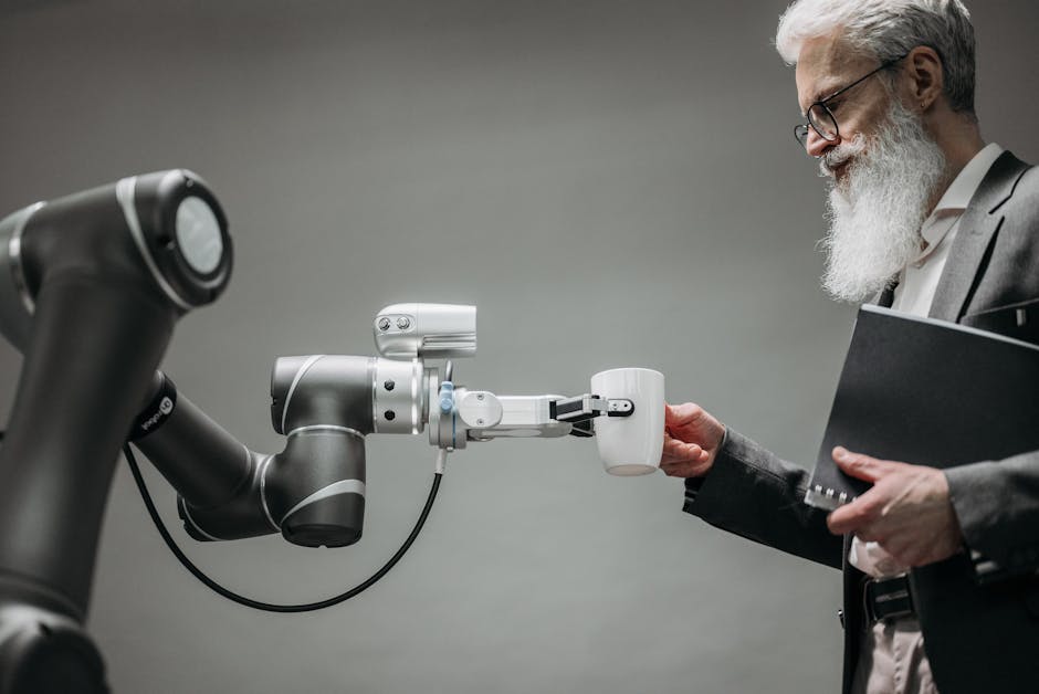 Stariji muškarac prima šalicu od robotske ruke u modernom uredu